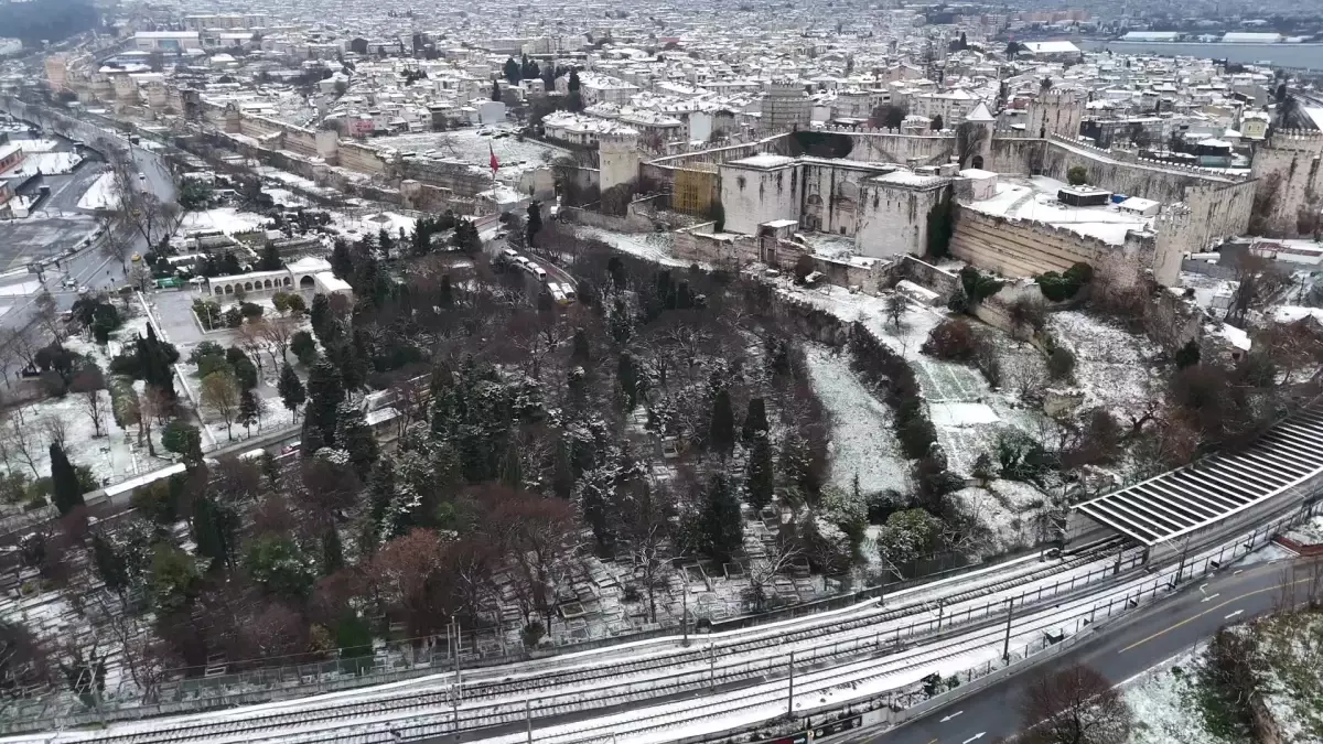 İstanbul’da Kar Yağışı Şehrin Silüetini Bembeyaz Bir Tabloya Dönüştürdü