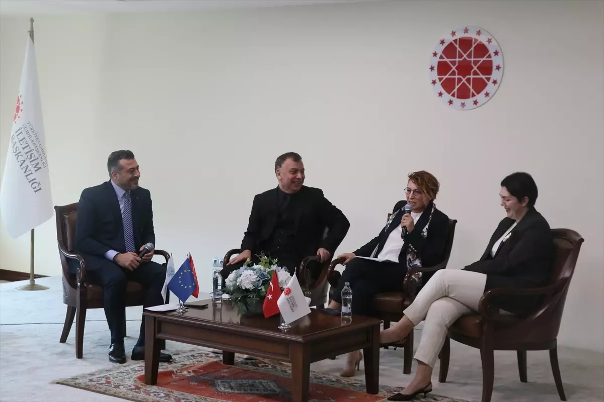 İzmir'de Genç İletişimciler Dijital Medyanın Geleceğini Tartıştı