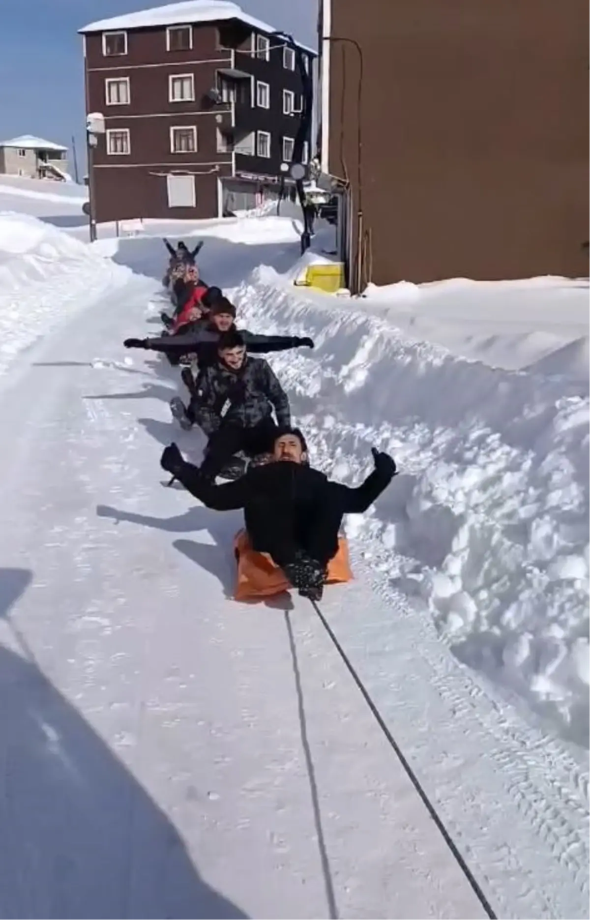 Giresun’da Kamyonetle Kar Treni: Buzlu Eğlencenin Yeni Yüzü