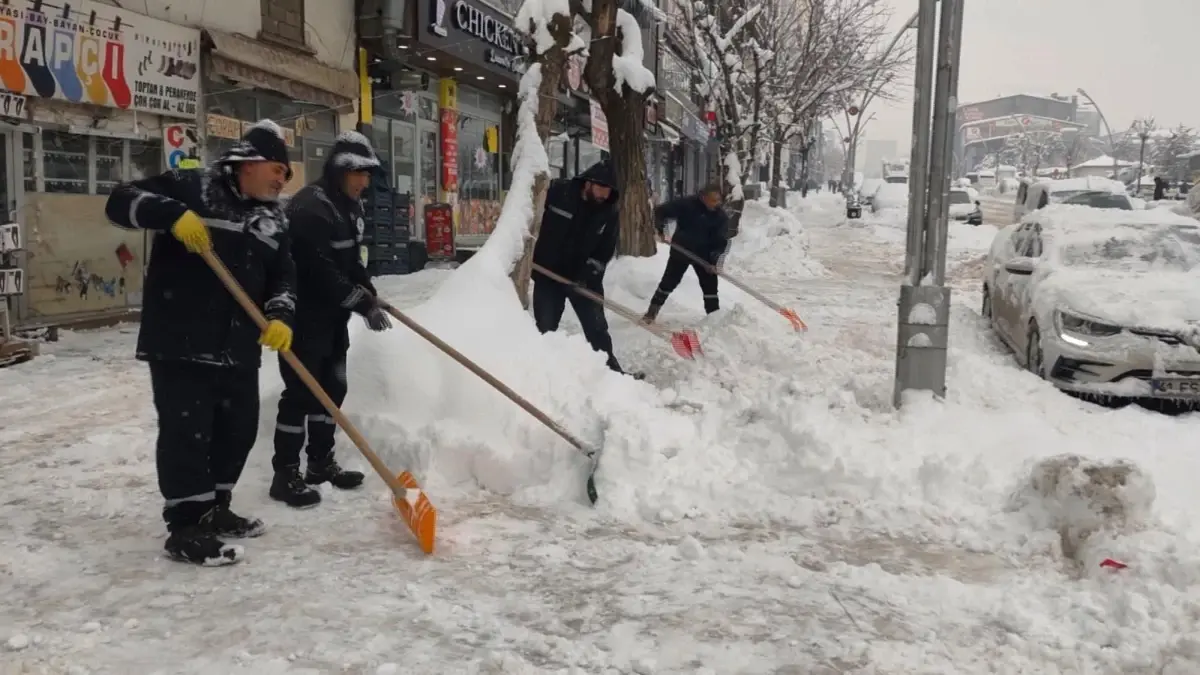 Muş'ta Kar Yoğunluğu 60 cm'ye Ulaştı, 350 Köy Yolu Kapandı