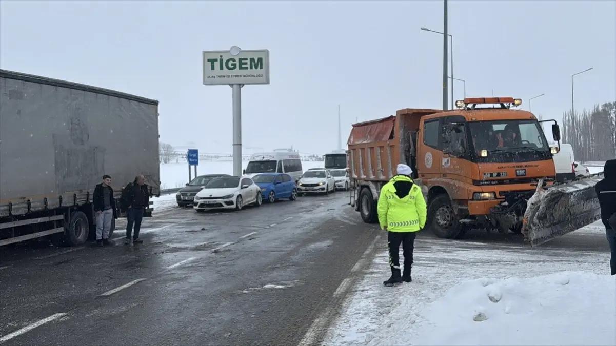 Sivas‑Malatya Karayolu Kar ve Tipi Nedeniyle Kapanmıştı, Şimdi Ulaşıma Açıldı