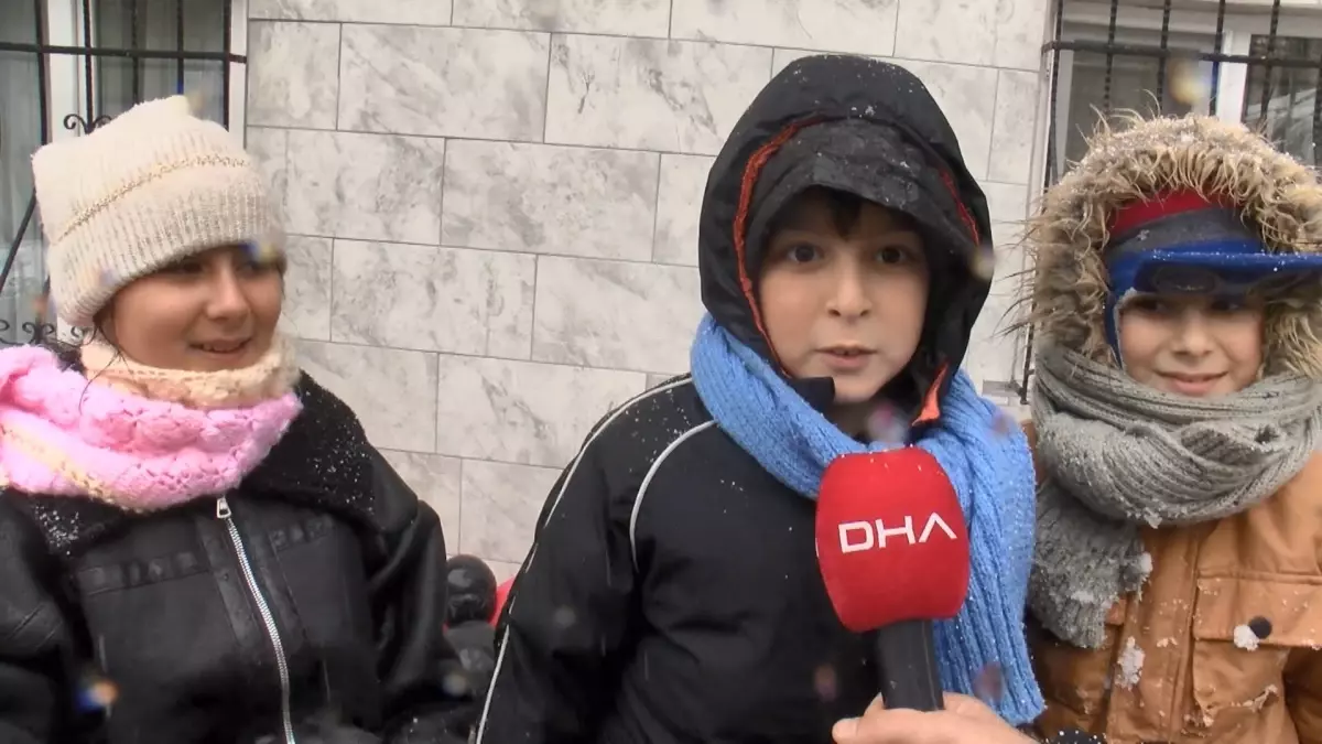 Esenler'de Kar Bembeyaz Oldu: Çocuklar Kartopu ve Kardan Adam Şenliği Yaşadı