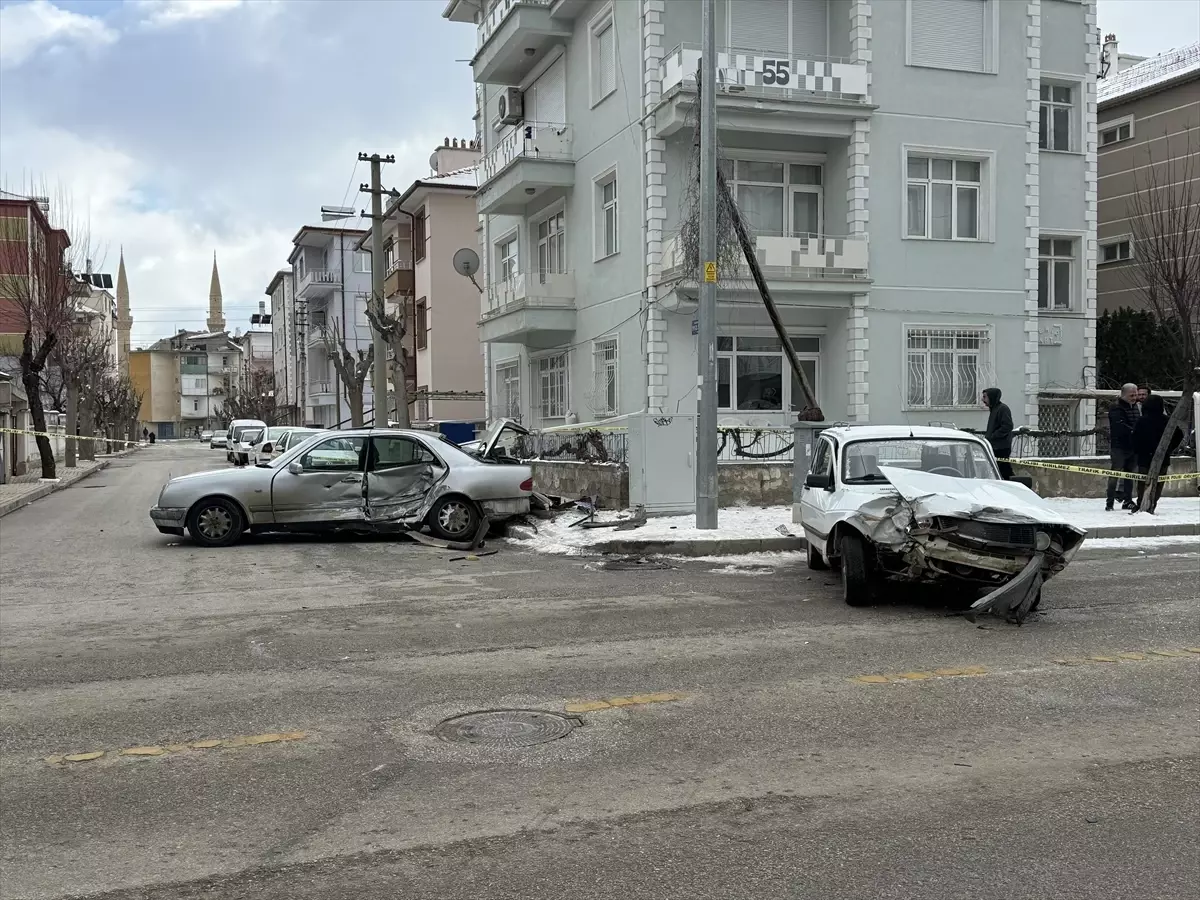 Karaman’da İki Araç Çarpıştı: Bir Kişi Ağır Yaralı