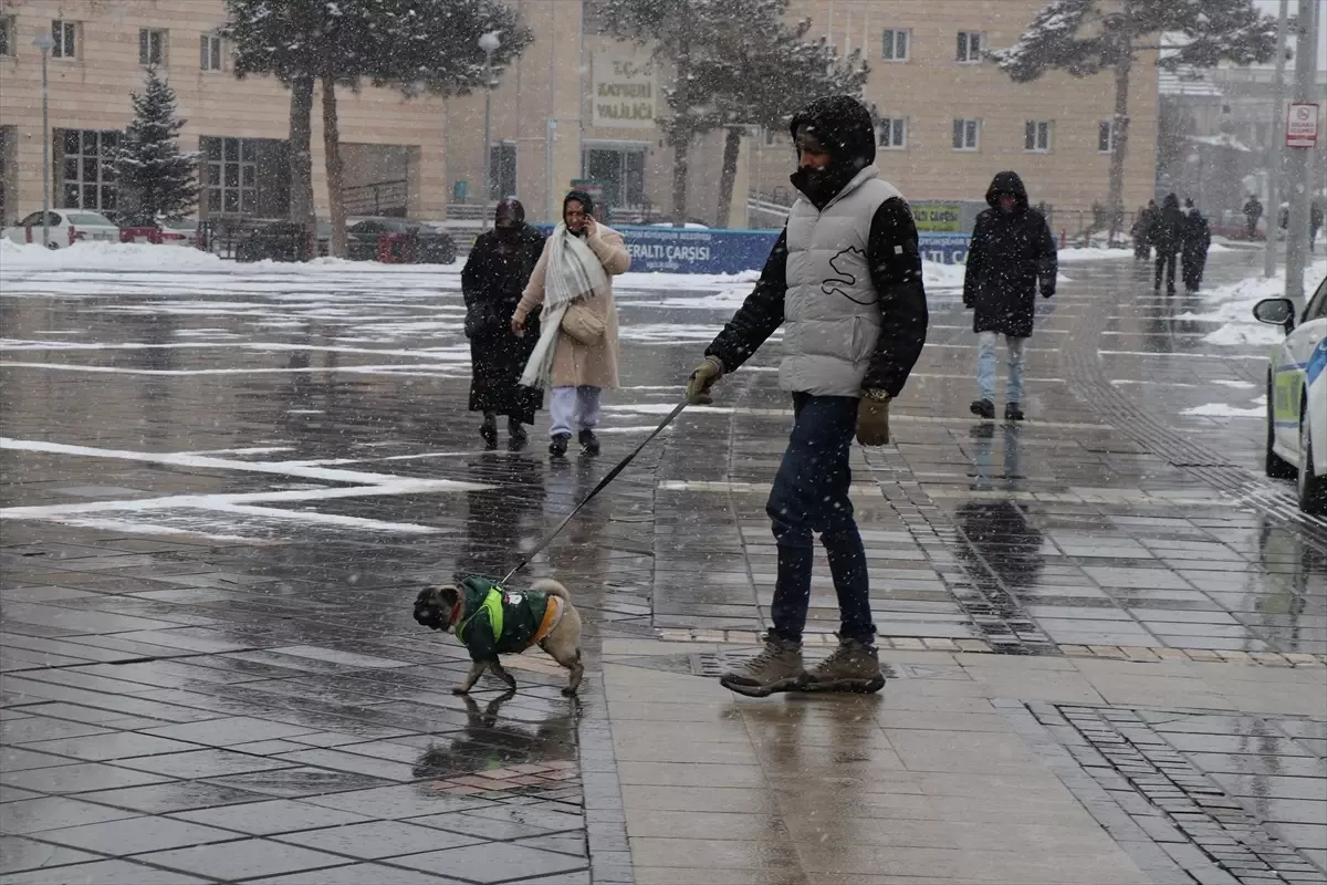 Kayseri'de Şiddetli Kar Yağışı Ulaşımı Felç Etti, Yetkililer 24 Saat Çalışıyor
