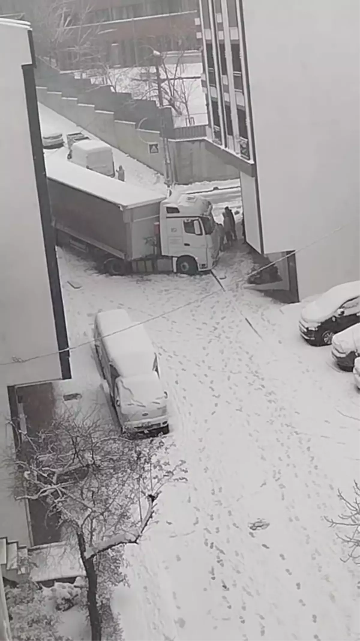 Küçükçekmece’de Şiddetli Kar Yağışı Trafiği Felç Etti: Otobüs ve TIR Kazaları