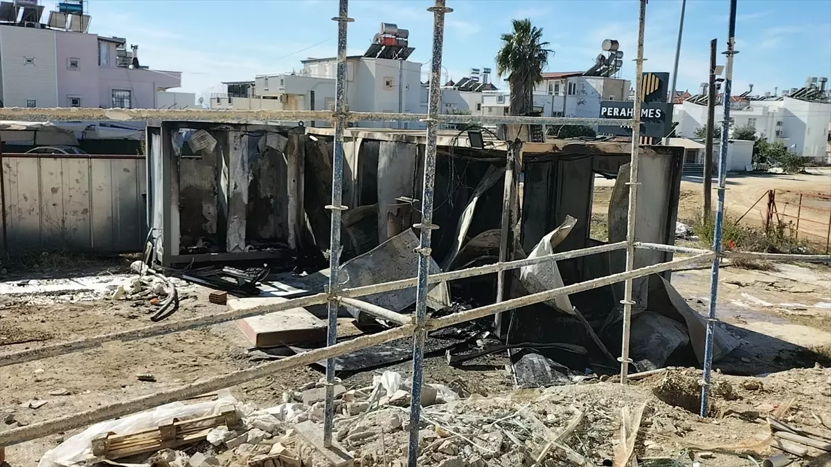 Manavgat'ta İnşaat Şantiyesindeki Konteynerde Yangın Koptu