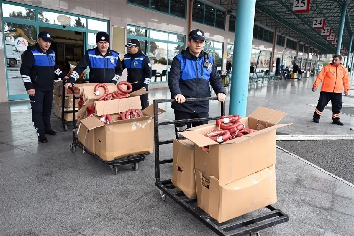 Tarsus'ta Otobüslerde Taşıma Koşulları Yetersiz, 300 Kg Sucuk ve Çiğköfte İmha Edildi