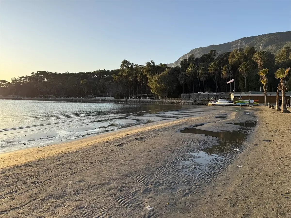 Akyaka’da Deniz Seviyesi Çekildi: Kumsalda Yeni Yürüyüş Rotaları Oluştu