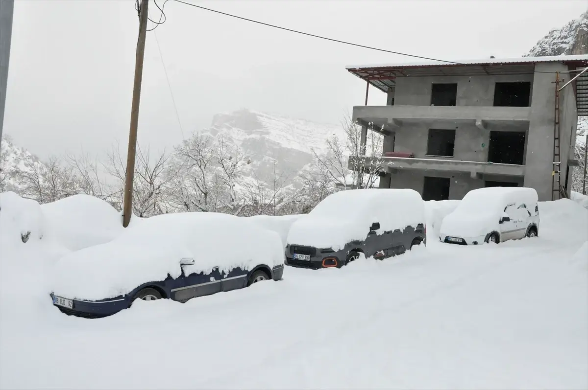 Muş'ta Atanan 463 Yeni Öğretmen Çiçeklerle Karşılandı