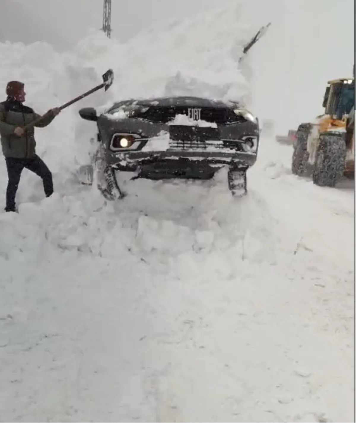 Eğribel Geçidi'nde Yoğun Kar Nedeniyle Sürücüler Zor Durumda