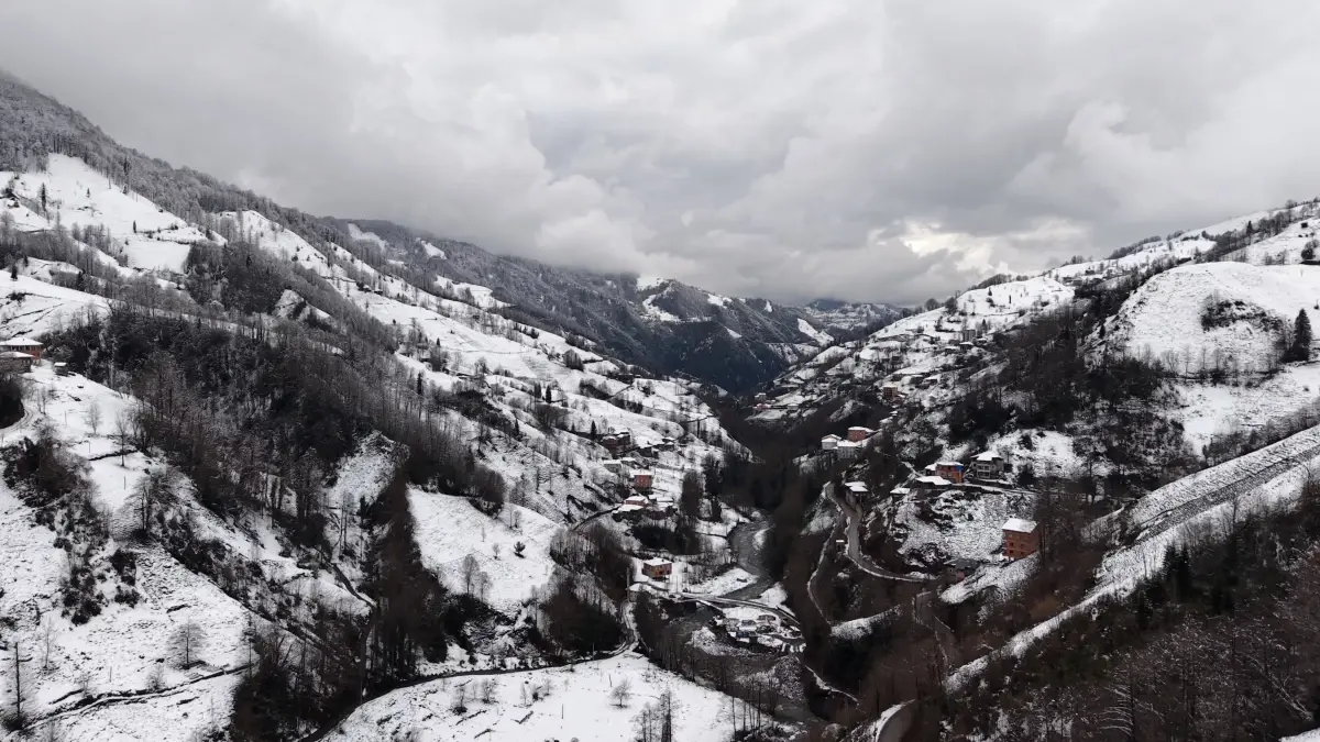 Rize'nin Tunca Vadisi Bembeyaz Kış Görüntüsü: 50 cm Karla Kaplandı
