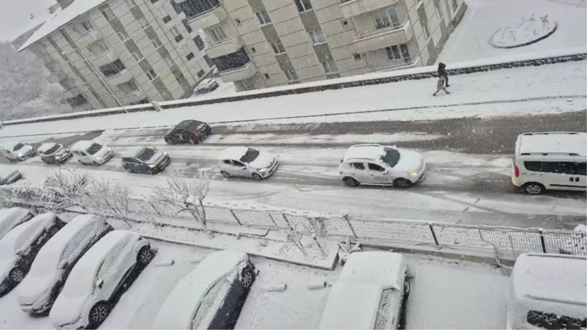 Sakarya’da Yoğun Kar Yağışı Ulaşımı Zorladı: Belediye Ekipleri Seferber Oldu