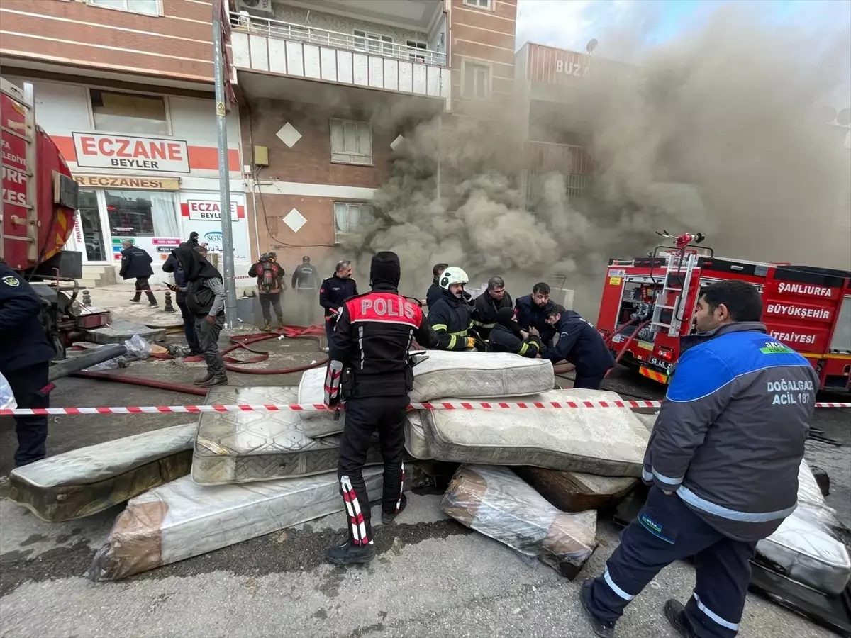 Şanlıurfa Haliliye'de Yatak Deposunda Şiddetli Yangın: İtfaiye Operasyonu Devam Ediyor