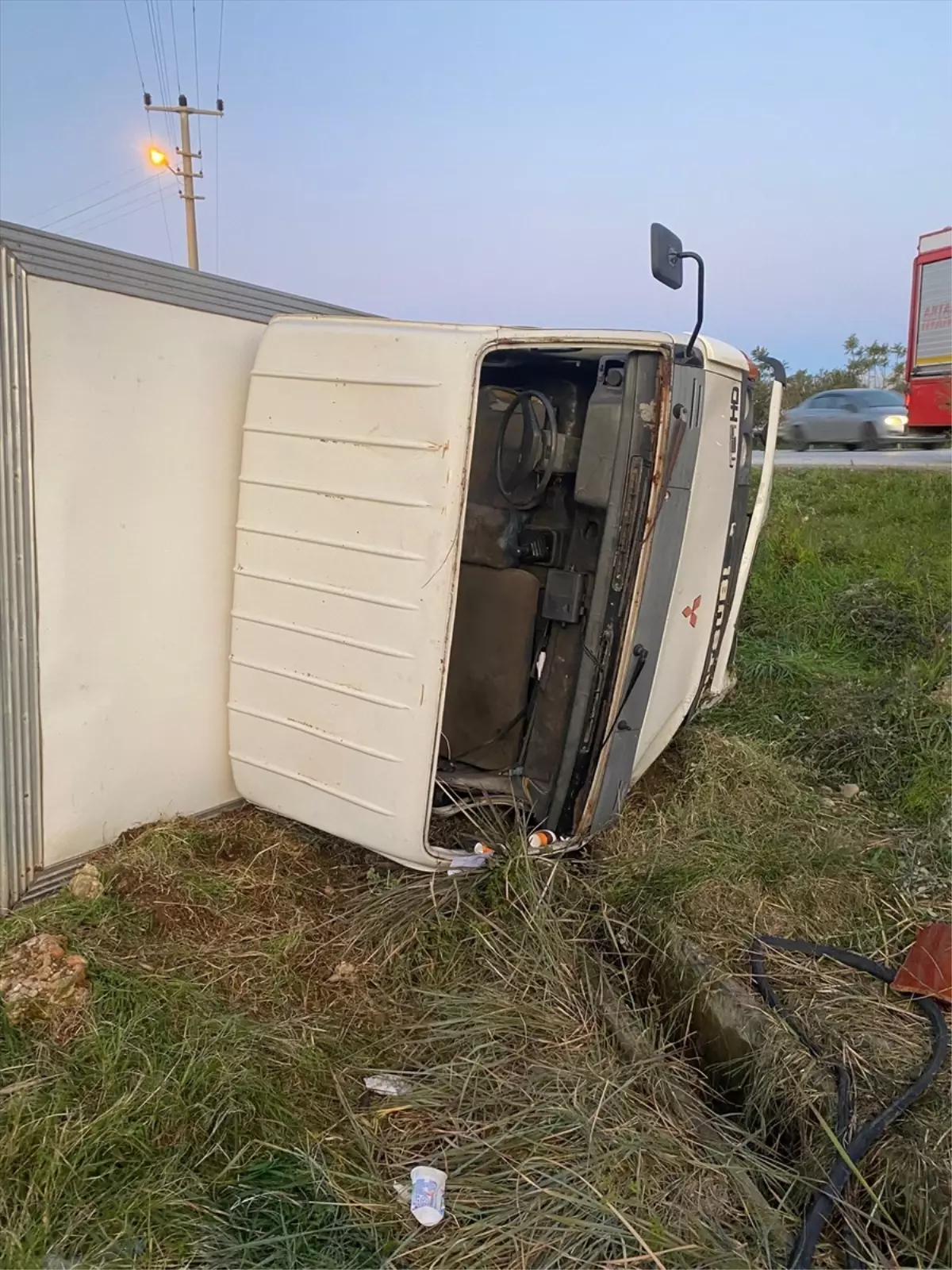 Serik'te Kamyonet Şarampole Devrildi: Sürücü Hastaneye Kaldırıldı