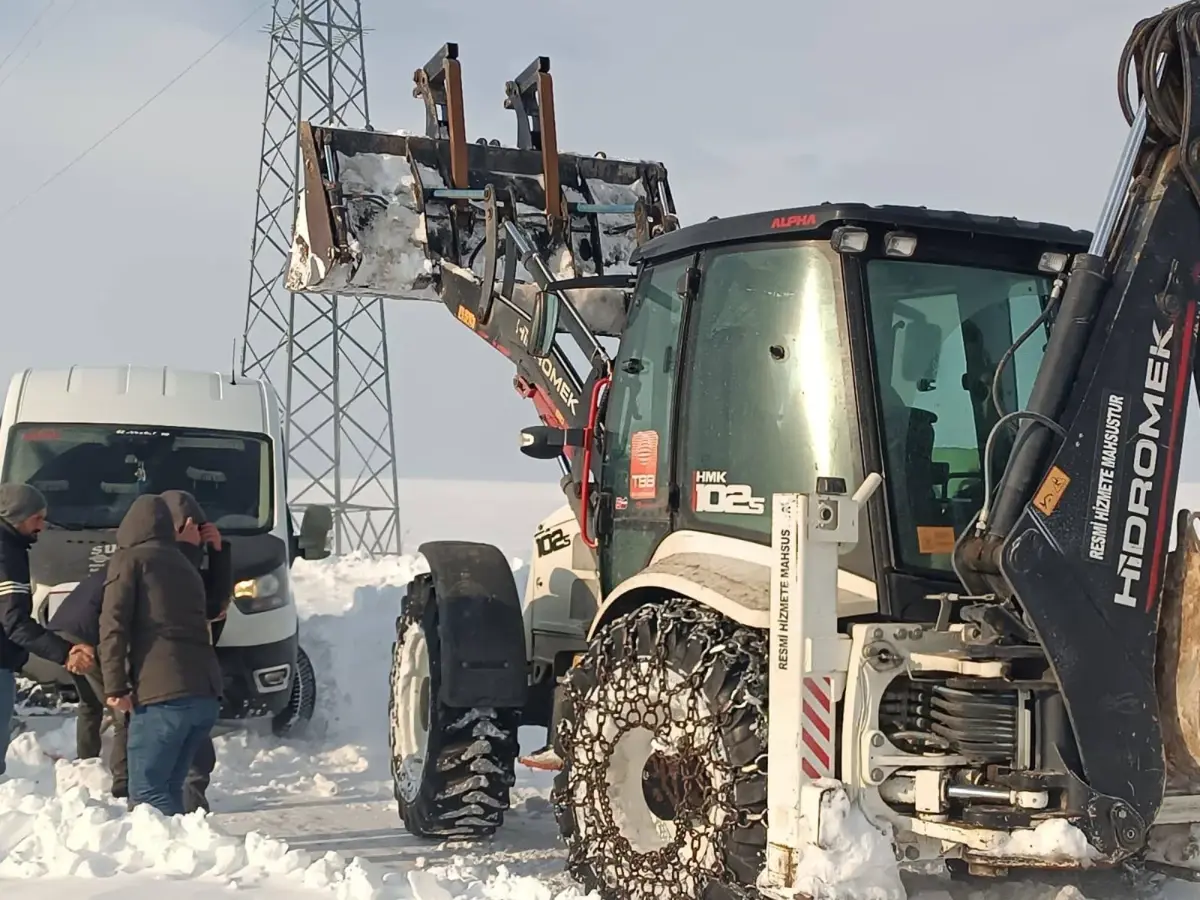 Taşlıçay’da Kar Yağışı Araçları Mahsur Bıraktı: Kurtarma Ekipleri Seferber Oldu