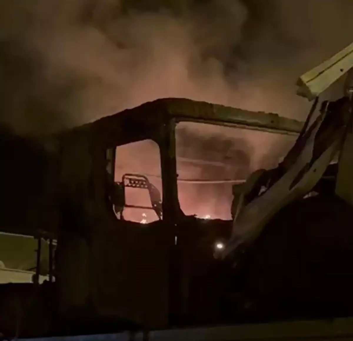 Tercan'da TIR Yangını Karla Söndürüldü