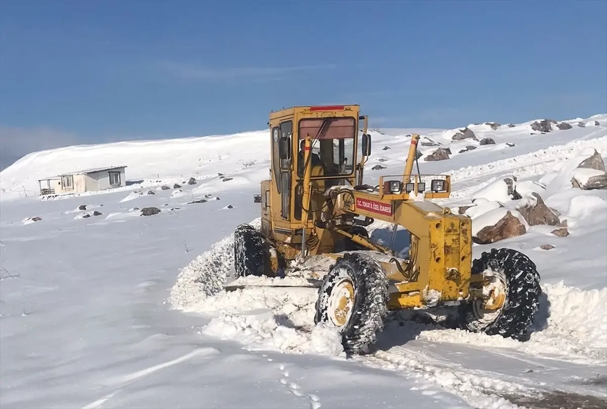 Artova’da Şiddetli Kar Yağışı Yol Kapatılmasına Yol Açtı, Ekipler Zamanında Müdahale Etti