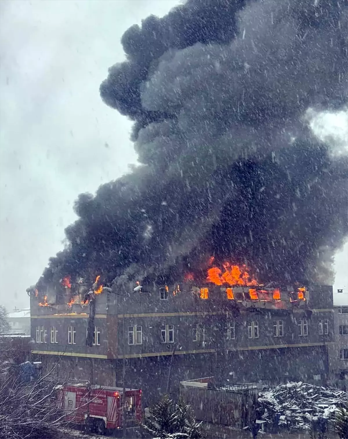 Tuzla’da Fabrika Yangını Geniş Çaplı İtfaiye Müdahalesi Gerektirdi