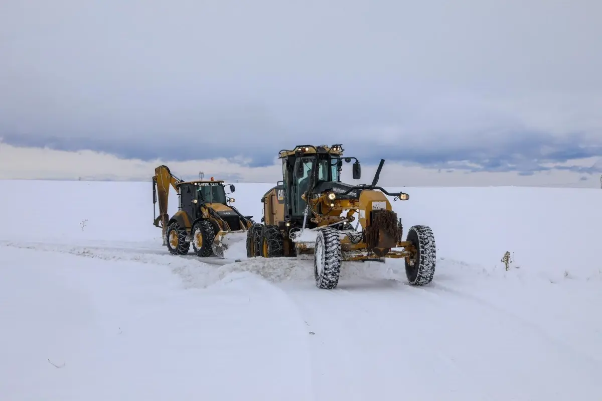 Van’da Şiddetli Kar Yağışı 283 Yerleşim Yerini İzole Etti