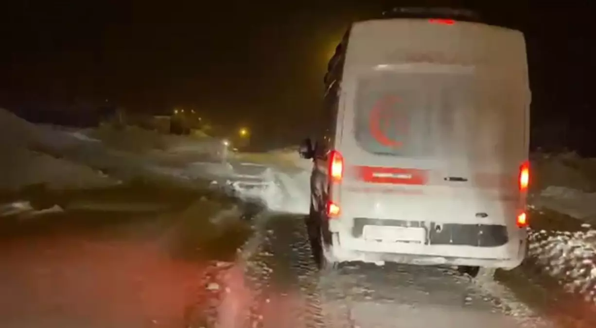 Kars’ta Kar Yağışı Yol Kapandı: 3 Saatlik Zorlu Yolculukla Hastaneye Ulaştı