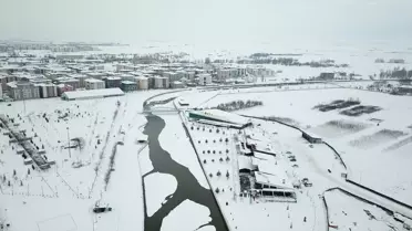 Dronla çekilen Ağrı’da karla örtülmüş evlerin detaylı fotoğrafı