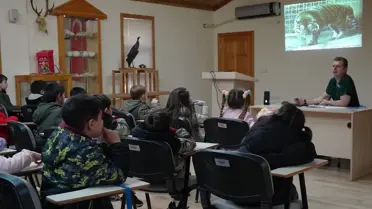 Öğrencilerin doğa eğitimi sırasında fotoğrafı