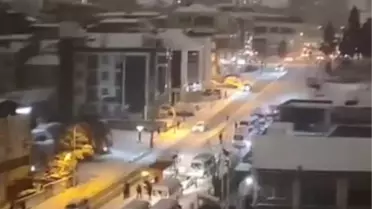 Kar altında durdurulmuş araçlar