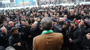 Vali Ahmet Hamdi Usta kar yağışı içinde veda ederken