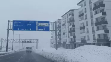 Temizleme ekiplerinin çalıştığı Bitlis Baykan yolu