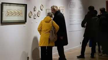 Sergideki ışıklı enstalasyon