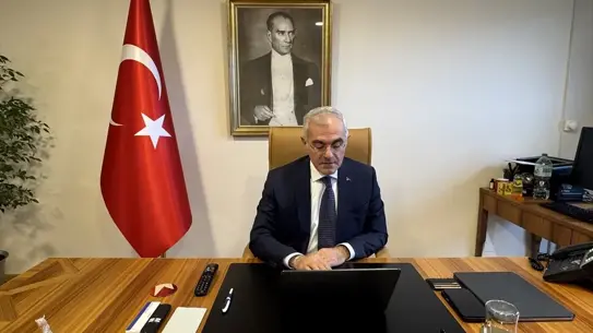 Yılın Kareleri yarışmasında oylama yapan Büyükelçi Akçapar