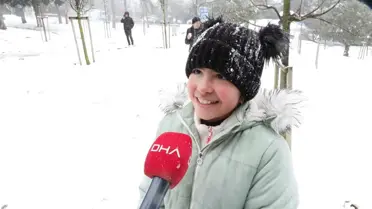 Çocukların karla oynadığı Çamlıca Tepesi