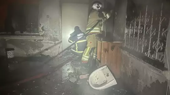 Kurtarılan kedi itfaiye aracının önünde