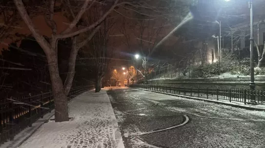İstanbul’da karla kaplı bir sokak