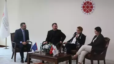 İzmir'de Genç İletişimciler Dijital Medyanın Geleceğini Tartıştı