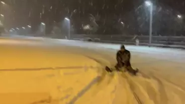 Araç şambelle kar üzerinde kayıyor