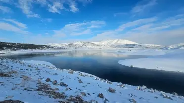 Dron çekimiyle Sürgü Barajı'nda buzlu manzara