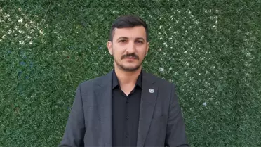 Konferansta konuşma yapan bir panelist