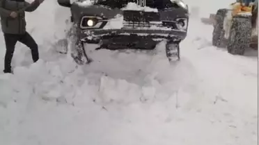 Kurtarma ekipleri karla kaplı yolda çalışıyor