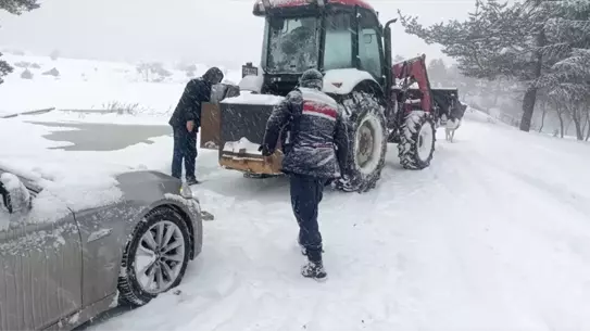 Sakarya'nın Taraklı İlçesinde Yoğun Kar Şiddetli Trafik Sorunlarına Yol Açtı