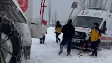 Kar altında mahsur kalan ambulans