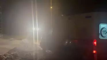 Sağlık ekibi karla mücadele ederken