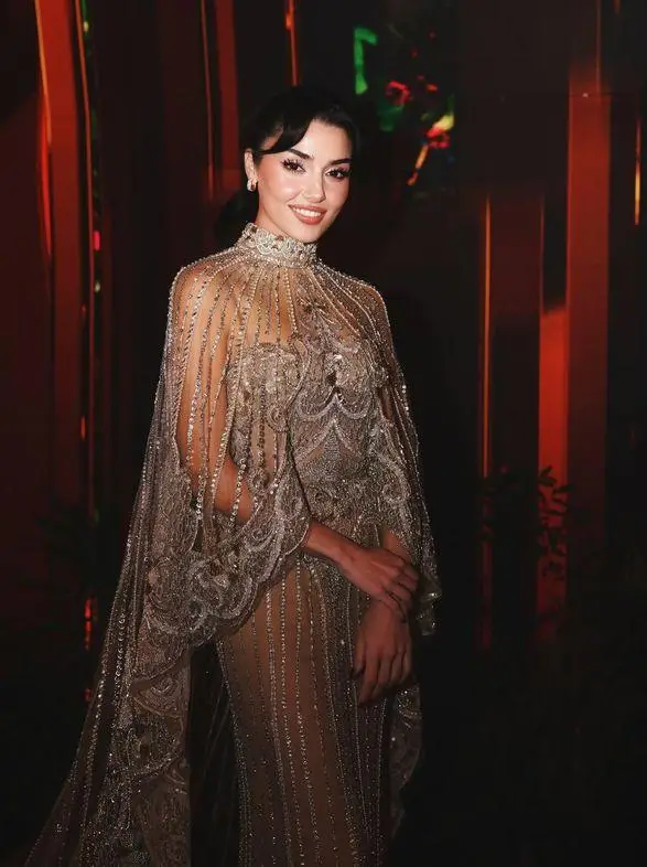 Hande Erçel farklı bir pozda