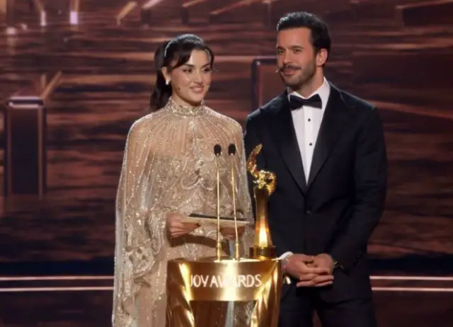 Hande Erçel doğal ışıkta