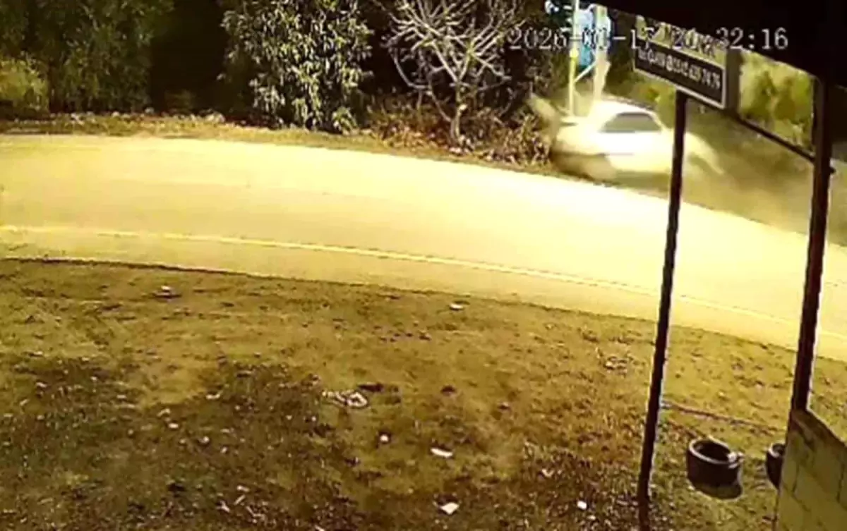 Hatay’ın Dörtyol İlçesinde Araç Elektrik Direğine Çarparak 2 Yaralı Oldu