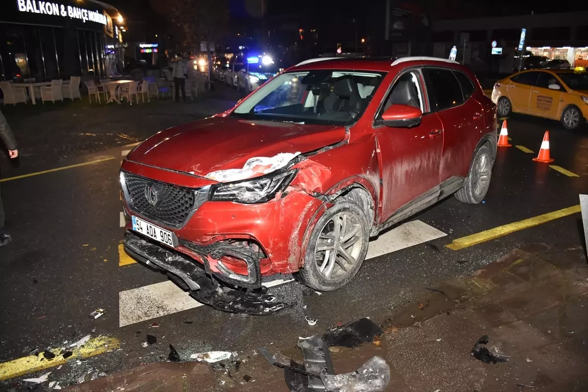 Sakarya'nın Erenler İlçesinde Otomobil ve Minibüs Çarpışması: 5 Yaralı