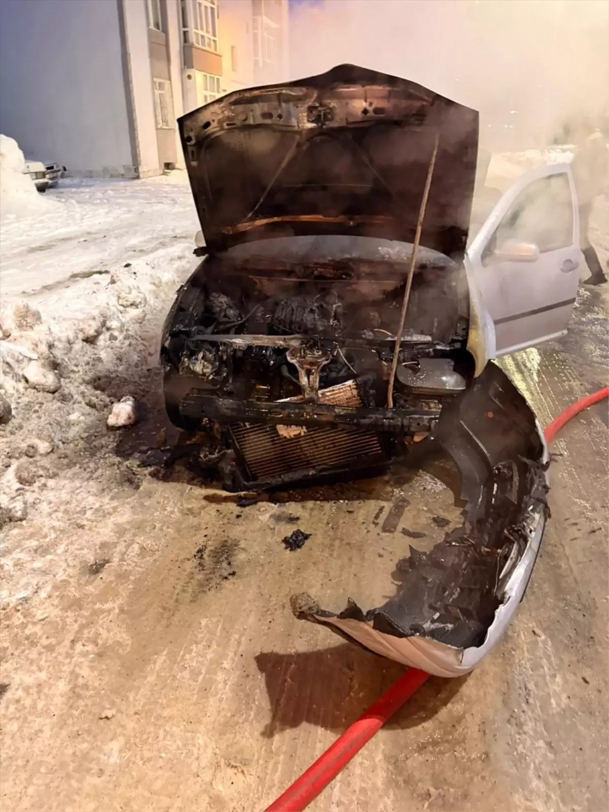 Yozgat’ta Park Halindeki Araç Yangınla Karşılaştı: İtfaiye Hızla Müdahale Etti