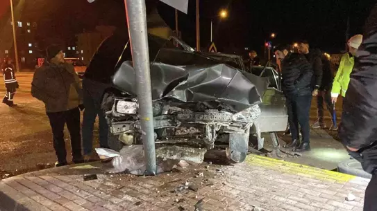 Çorum'da İki Otomobil Çarpıştı: 4 Yaralı ve Sağlık Ekipleri Olay Yerinde