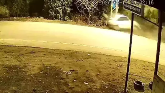 Hatay’ın Dörtyol İlçesinde Araç Elektrik Direğine Çarparak 2 Yaralı Oldu