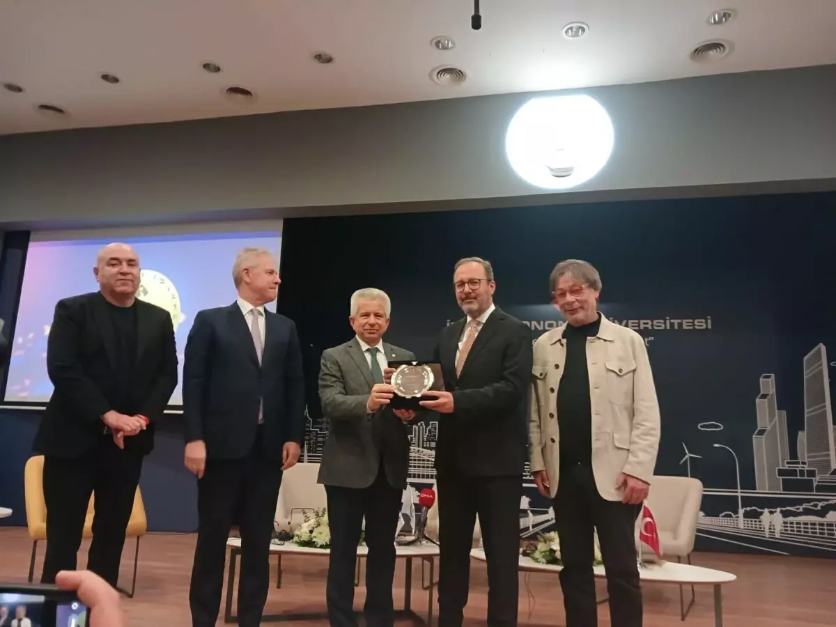 İzmir Ekonomi Üniversitesi'nde Spor Yönetimi Paneli Katılımcılarını Büyüledi